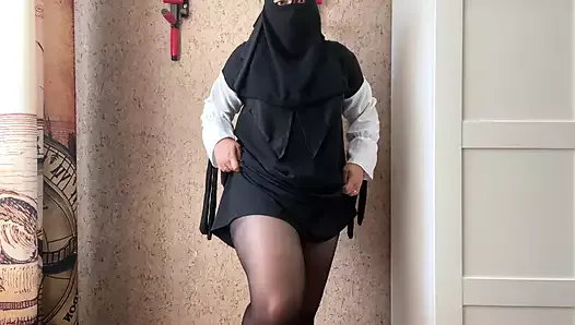 Египетская жена в черных намокших трусиках во время растяжки разорвала свои прозрачные колготки и испытала оргазм