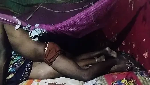 Chor ne chori karane aaya to bhabhi ne chor se boor chodane laga