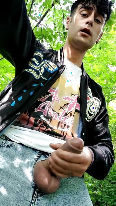 Schnelles abspritzen im park - schwanz aus jeans