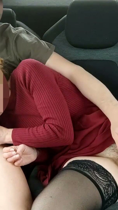 Dogging puszczalska nauczycielka francuskiego w publicznym parkingu ssie wielkiego kutasa nieznajomego dla jej męża rogacza - Misscreamy | Klip 1