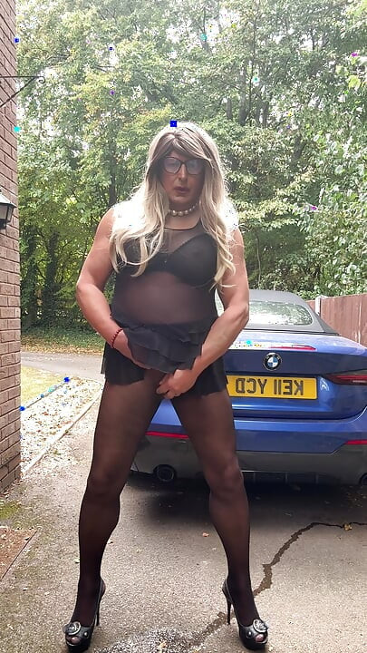 Seksi transvestit kellycd2022 u crnim bešavnim najlonkama i štiklama