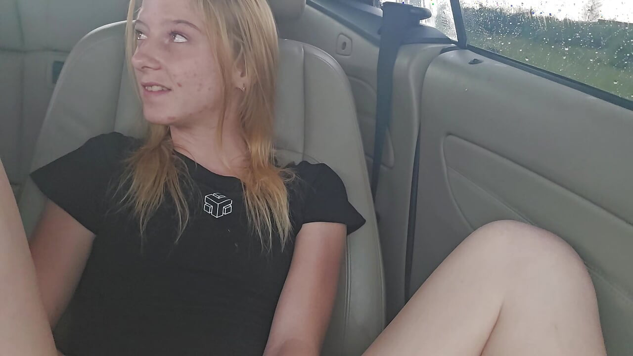Dildo blonde comel mengongkek pepeknya semasa pemandu Ubernya perlu menonton