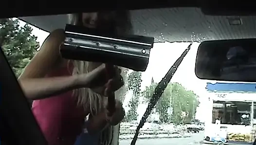 Ein mädchen an einer tankstelle abholen