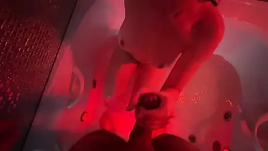 Jacuzzi panas dengan saudara tiriku - saudara tiri tidak bisa menolak