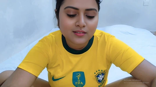 Üvey erkek kardeş bir futbol maçına bahis oynarken güzel üvey kız kardeşini sikiyor. (tam bangla ses)