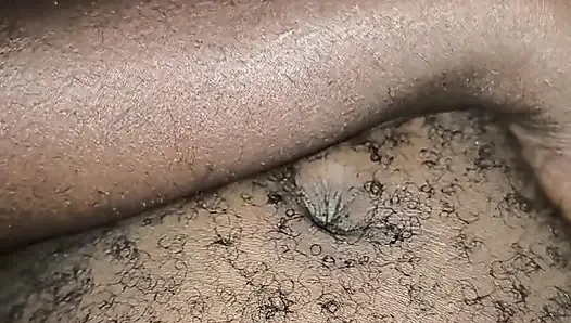 Gece geç saatlerde azgın kıllı Afrikalı erkek yarak okşuyor ve bayan seks için ortaya çıkmadıktan sonra bolca döl boşaltıyor