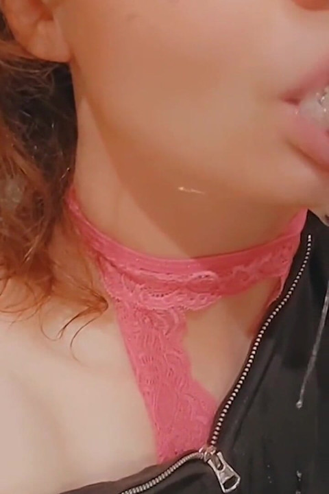 Banci femboy menggodamu dengan dildo dan ludah
