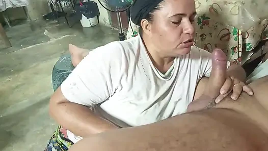 Dicke und lange Flasche mit heißer Milch 🍼 trinken