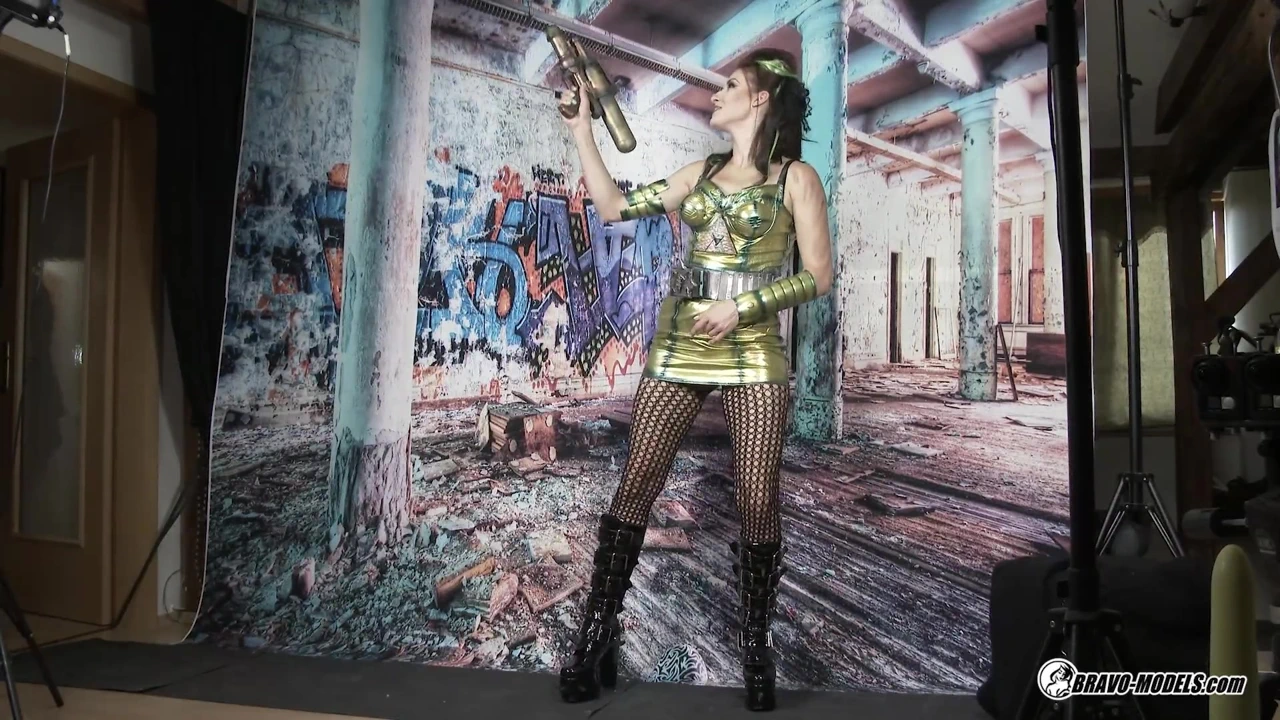 Victoria Daniels – 405 – Photoshoot Backstage