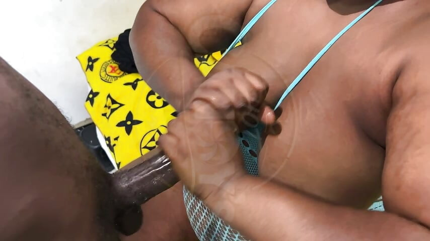 Handjob hasta que se corrió en mis tetas