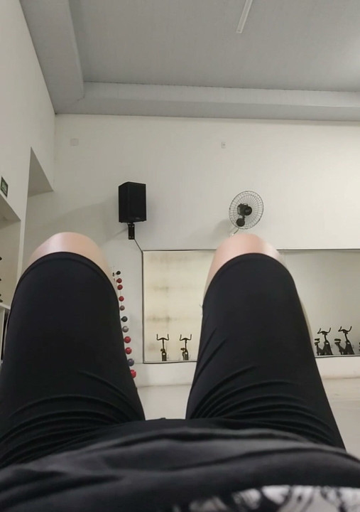 White girl training in leggings marking her pussy