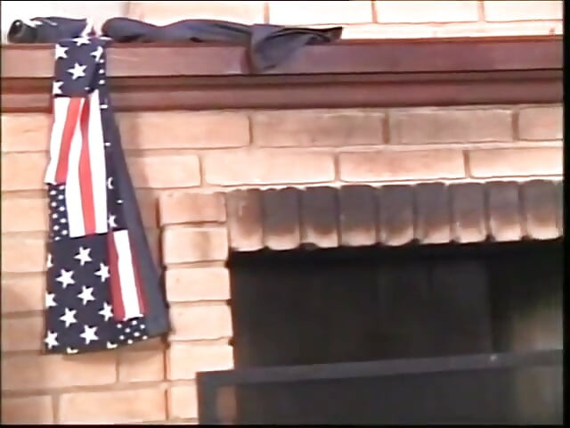 金发 ts 女孩从一个讨厌的壮男那里得到一个漂亮的口交