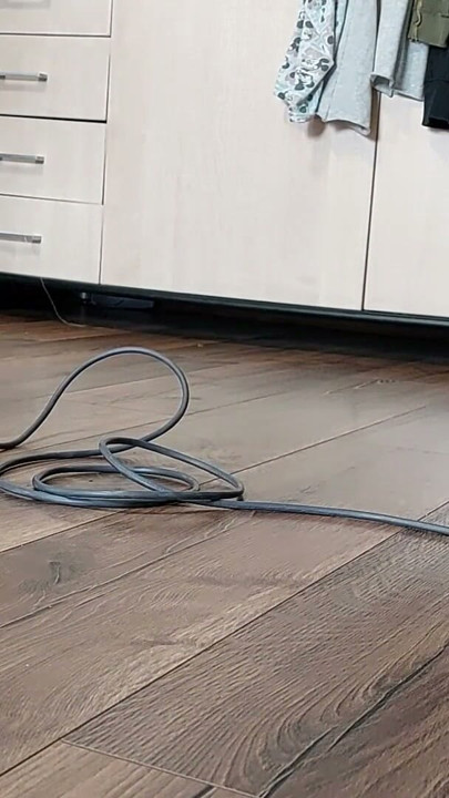 Sexy nakne støvsugere. Amatørkone prøver klær, jeg spionerer på naken brunette med hårete fitte og store pupper. | Klipp 1