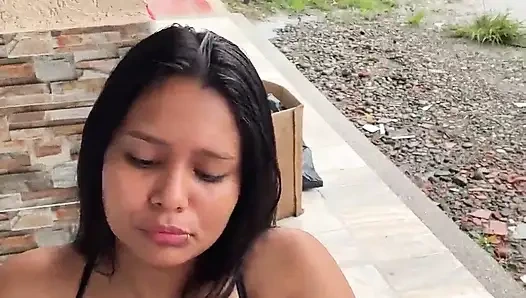 Emmeyi ve komşular tarafından izlenmeyi seviyor