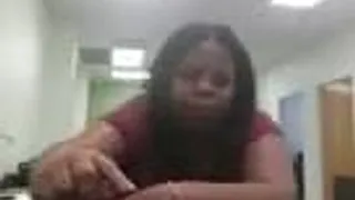 Чернокожая женщина мастурбирует на работе
