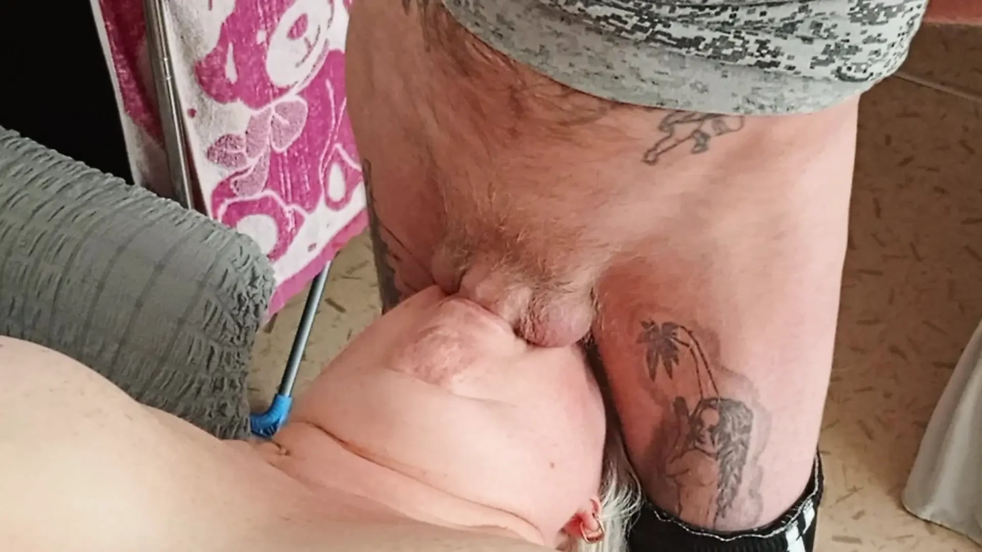 Ich ficke meine stiefmutter hart in meinen mund und fülle ihn mit sperma