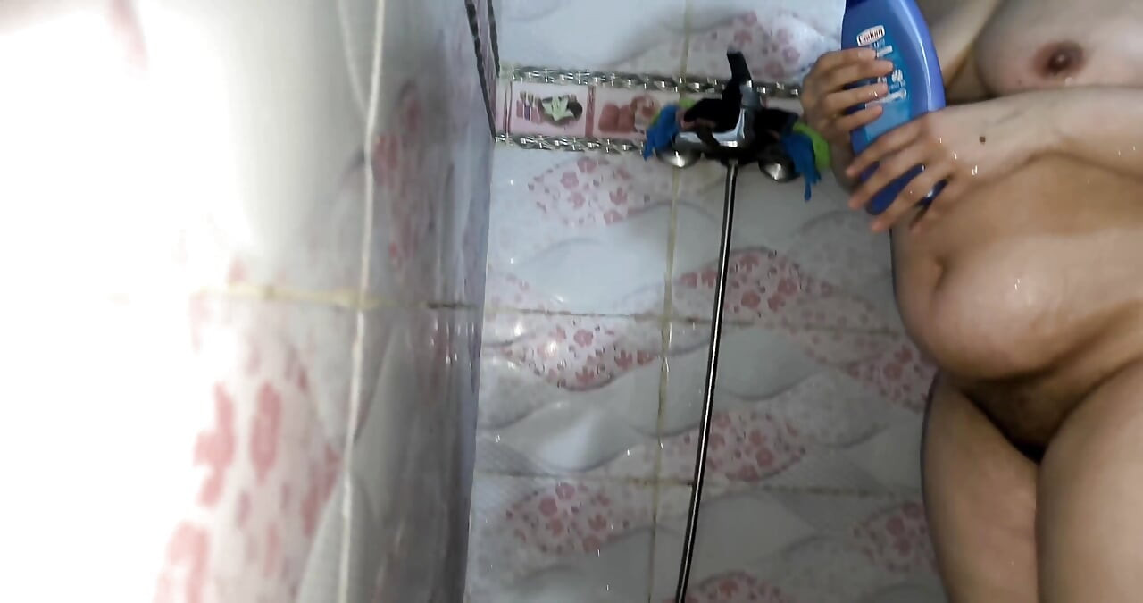 在热辣的阿拉伯性浴中操一个饥渴的埃及熟女