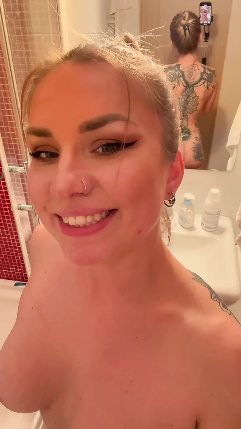 Italian Slut Takes Shower and Squirts