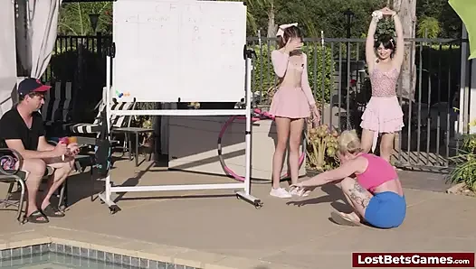 Reality TV kaosundan üç yarışmacıyla çılgın bir striptiz oyunu gösterisine