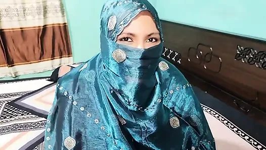 Aku menyetubuhi memek saudara tiri hijabiku.
