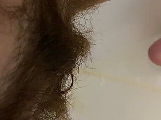 Писсинг в ванне - волосатая пизда