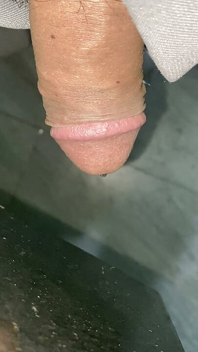 Mainit na mainit ang titi ko, kaya kailangan kong pumunta sa banyo para magkantot sa sarili ko, kailangan kong bigyan ito ng butas para ipasok ko.