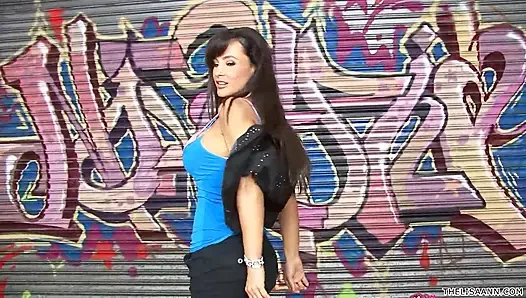 Lisa Ann reibt einen im ghetto mit spielzeug aus