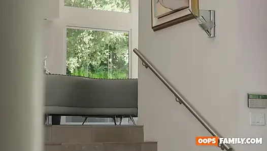 Amber Angel kommt früh von der Schule nach hause und will sich ängstlich nach einem langen Tag xXX porno entspannen.