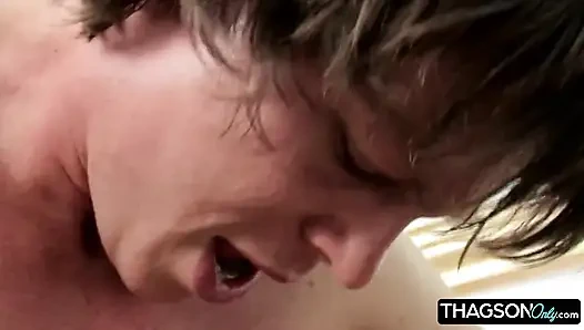 Блондинка-крошка дико трахается на диване