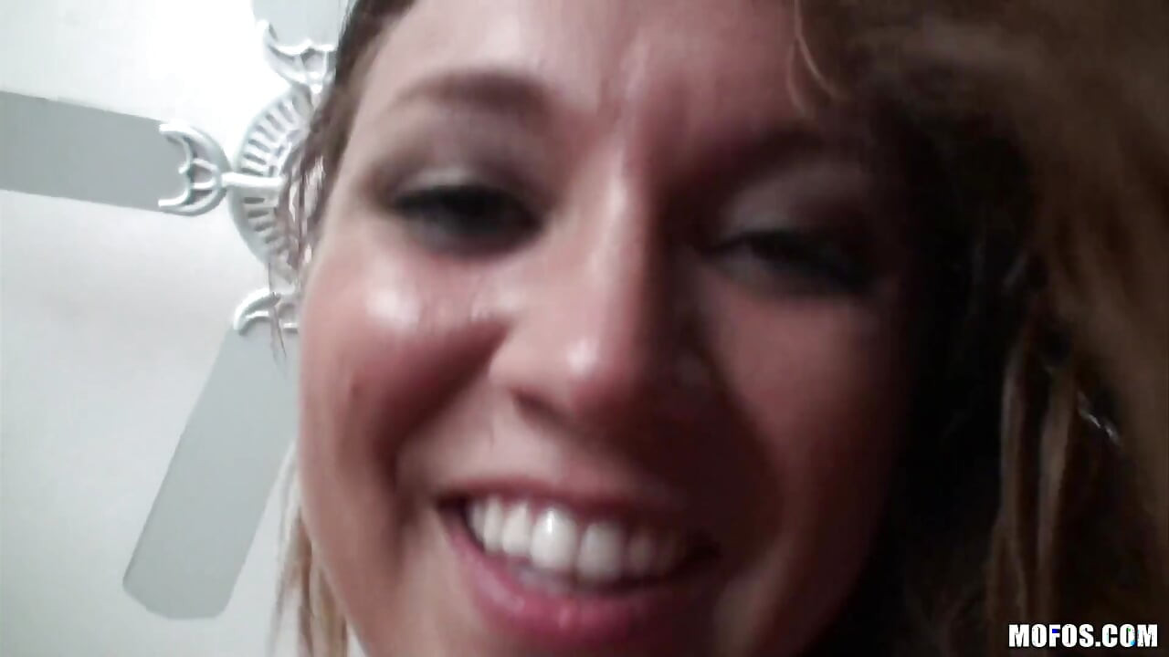 Pervertido en patrol - pequeño culo Stacey Hopkins cae en una polla después de vouyer Mirko S'pying al aire libre mientras se broncea