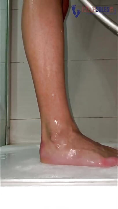 Videoclip de acasă cu tachinare cu picioarele la duș