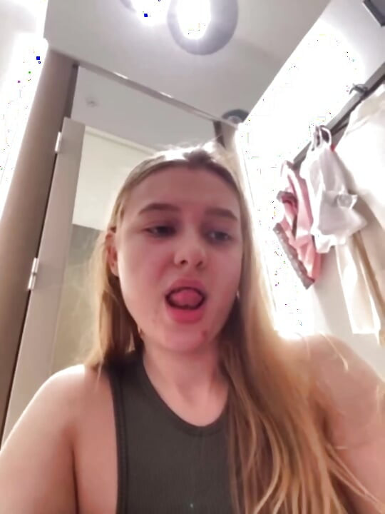 Jucielussie teasing u in the locker room