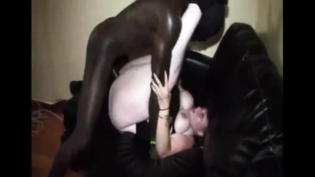 Grosse cochonne aux gros seins se fait empaler par un black