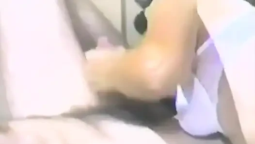 Brunette lapar kontol suka mengisapnya dalam-dalam