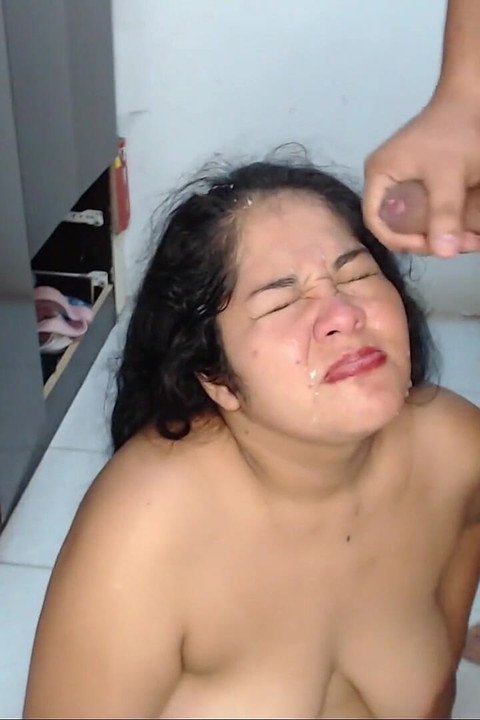 My neighbor pissing my face and giving me a huge load of cum, I love to swallow the cum and wash my face with urine BDSM