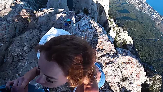 Рискованный публичный трах на утесе до огромной порции спермы на кубки этой красивой похотливой красотки