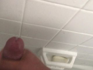 Lelaki muda dengan zakar gemuk memancut mani di bilik mandi