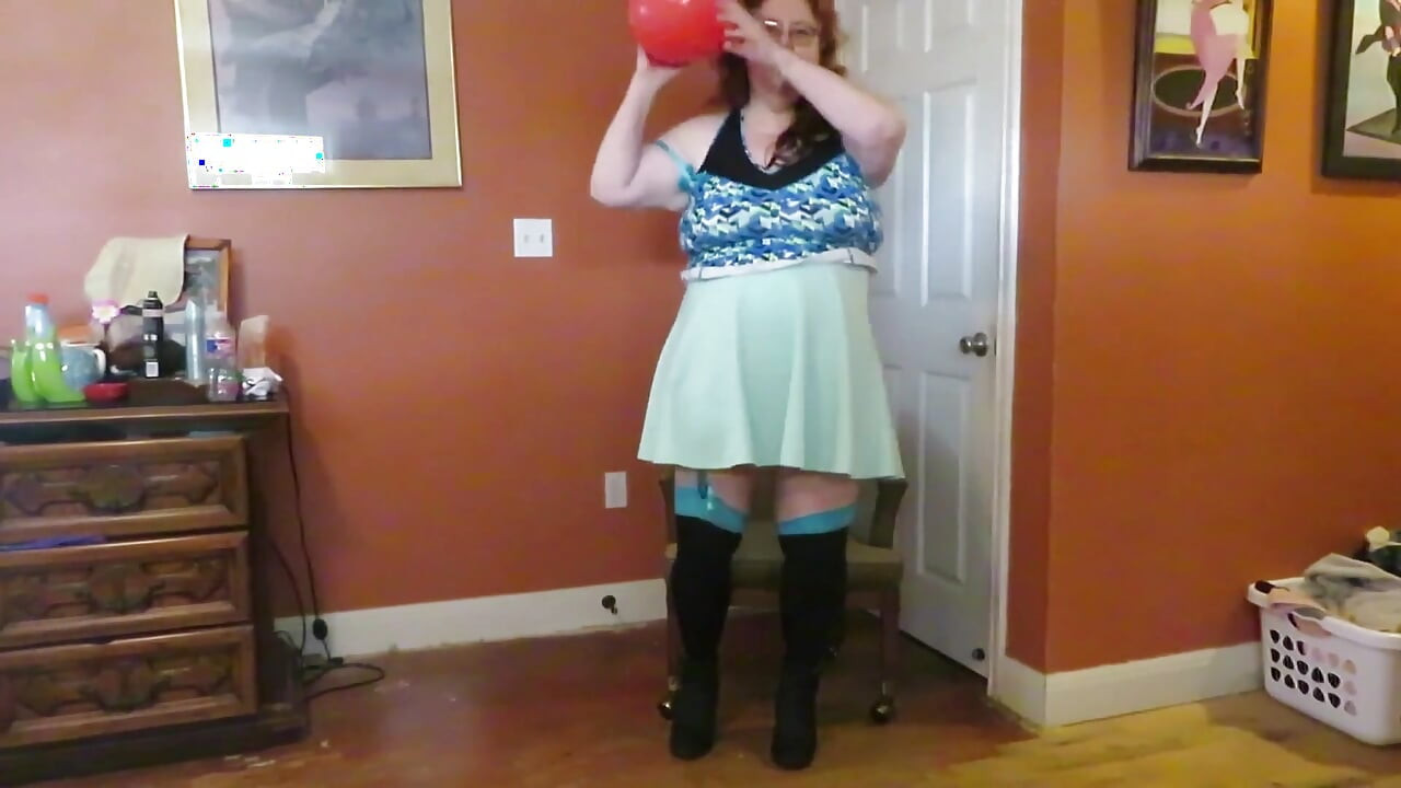 Enfermera Vicki juega con una bola de goma en mini falda, medias sexys y mini botas de tacón alto