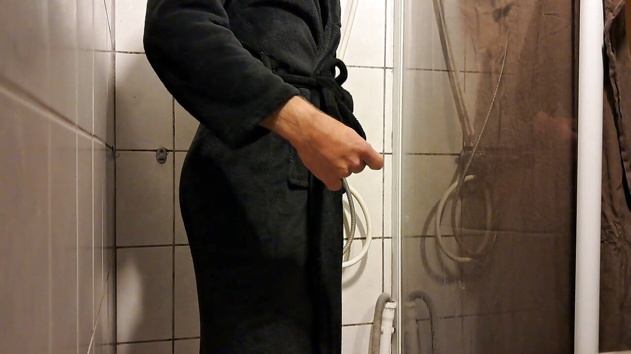 Размахиваю членом и кончаю на стену душа.
