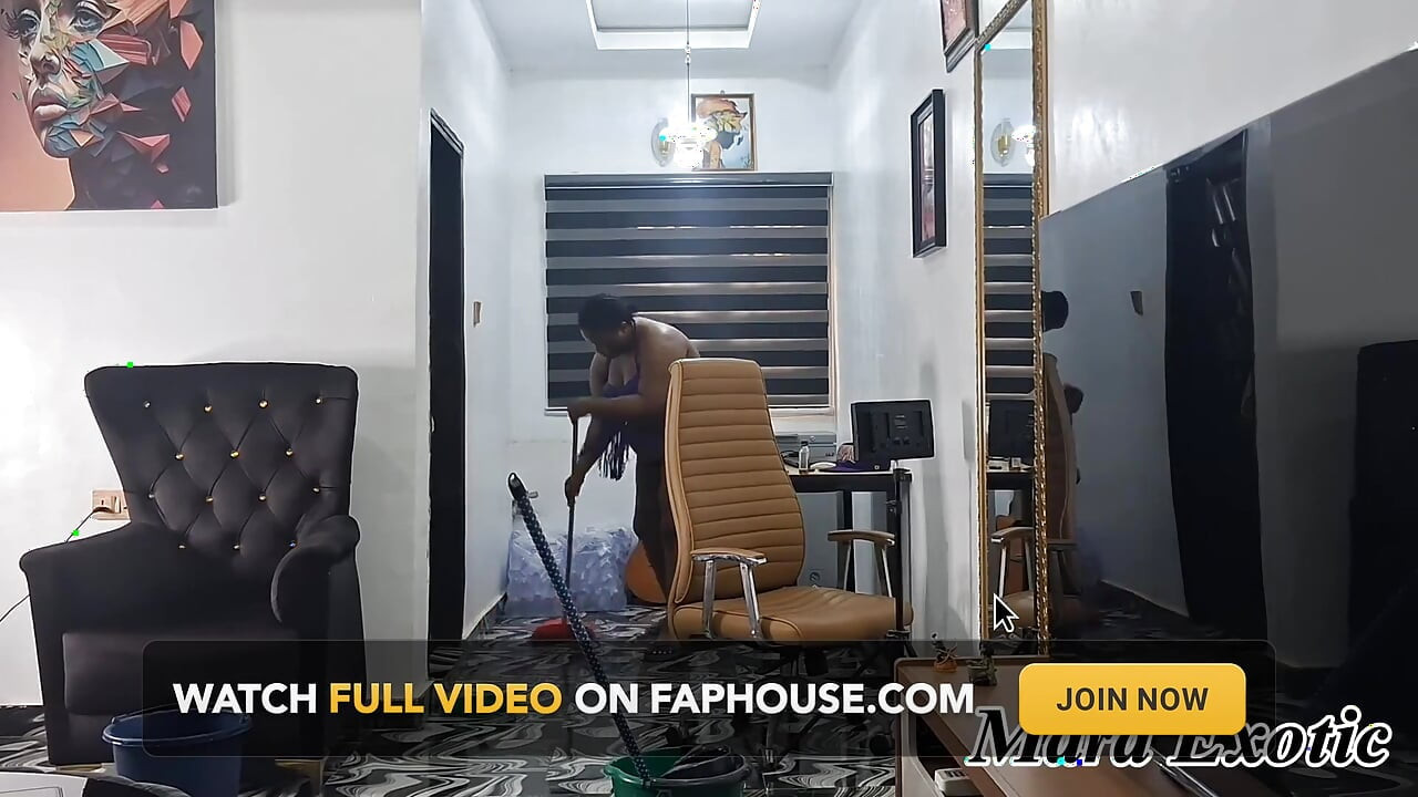 太ったエボニーMILFの裸の家の掃除。