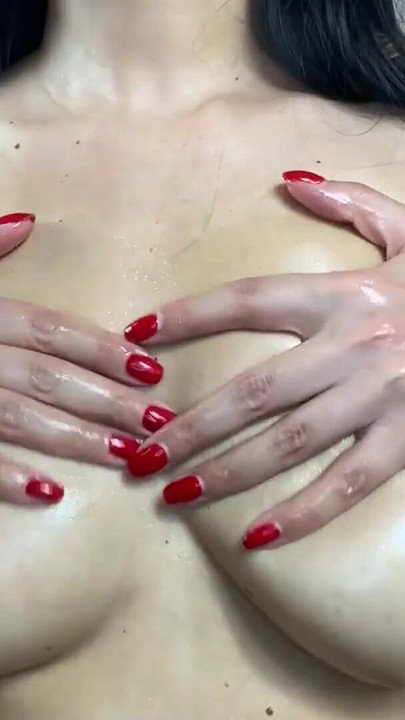 美女キラ・クイーンは絶え間ない欲望で彼女の秘部をからかいながらうめき声をあげる!クリップ1