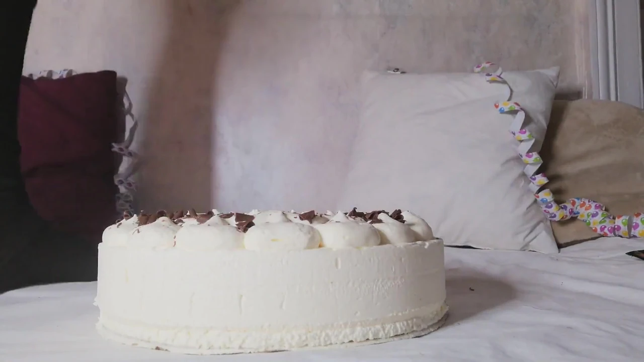Cake Kamerada Oturuyor