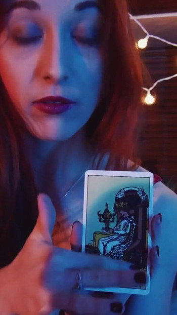 Ikonikus pillanat az "ASMR JOI - The Tarot Game" című filmből.