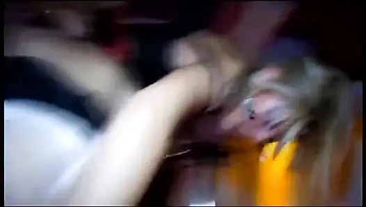 İki ateşli sürtük yarağını kullanıyor