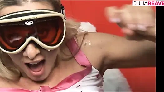 Блондинка-шлюшка сосет два массивных члена до камшота на лицо