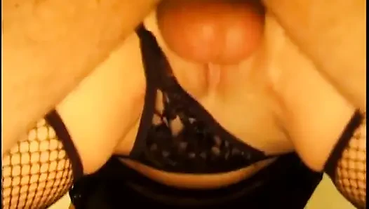 Blondes latina-hausmädchen mit sexy möpsen bekommt ihre muschi gefingert und hart im bett gefickt
