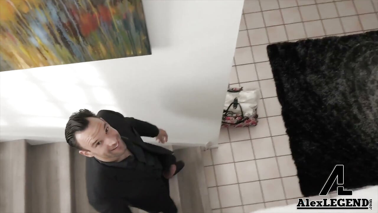 Rondborstige babe Alix Lynx neemt een enorme lul! Achter de Schermen!