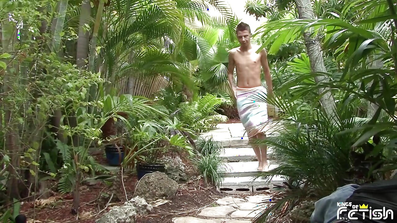 เกย์หนุ่มที่มีรอยสักดูดสองควยใหญ่ผ่านรูหฤหรรษ์และโดนยิงน้ําเงี่ยนในปาก