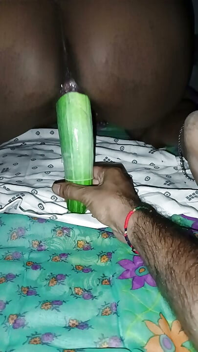 Cunhada indiana enfiou o pepino inteiro