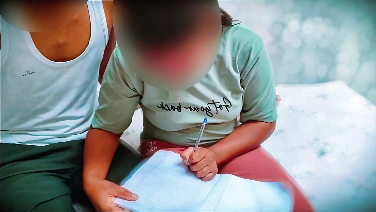 wiejska dziewczyna idzie do tution, ale zostaje ukarana przez nauczyciela za nie ukończenie pracy domowej, i pieprzyć jej ciasną cipkę przez nauczyciela,